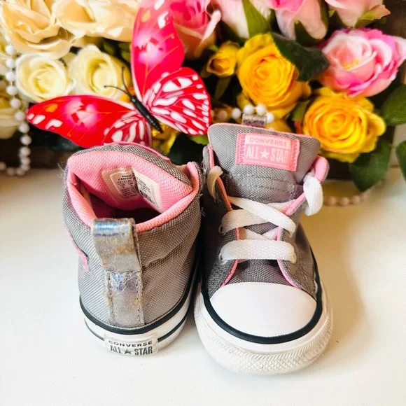 Baby girl converse shoes very cute - Picture 2 of 4